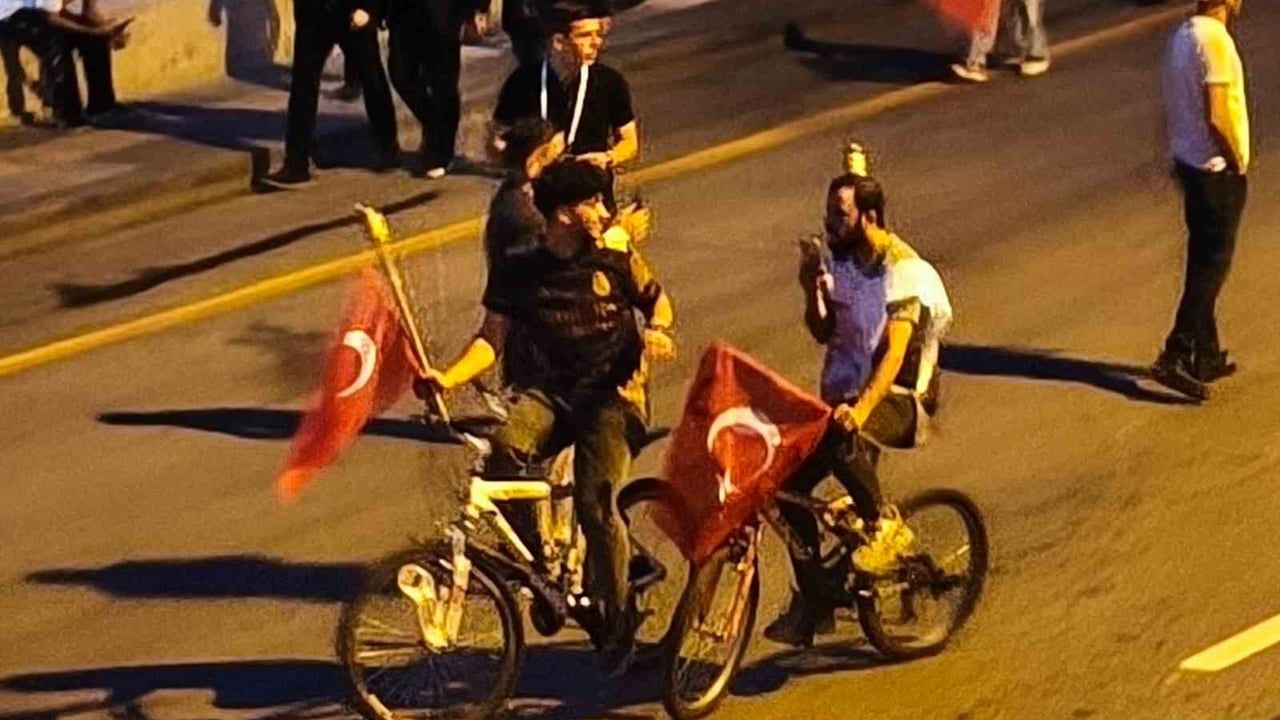 Beştepe programının ardından vatandaşlar Cumhurbaşkanlığı Külliyesi'ne yürüdü