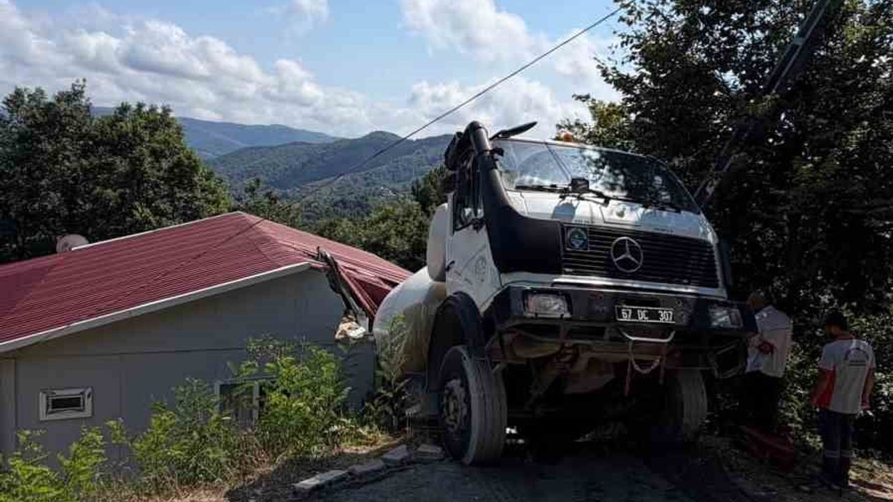 Beton mikseri evin çatısına düştü: faciadan dönüldü