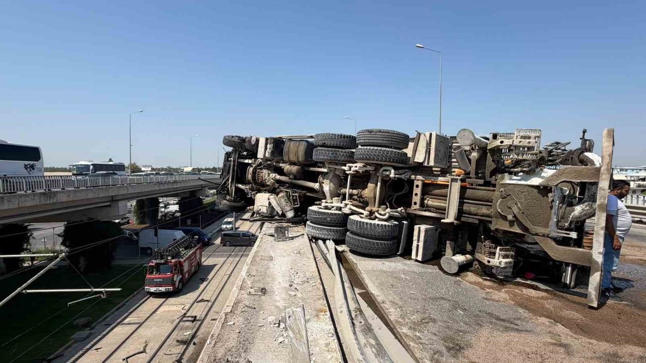 Beton pompası kamyonu bariyerlere çarpıp üst geçitte asılı kaldı