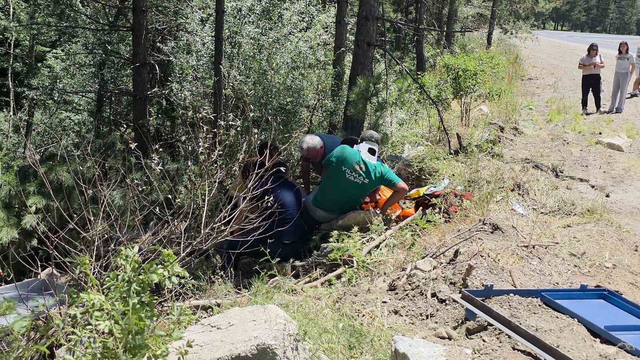 Beton yüküyle kayan traktör vadide durdu; sürücü hastaneye kaldırıldı