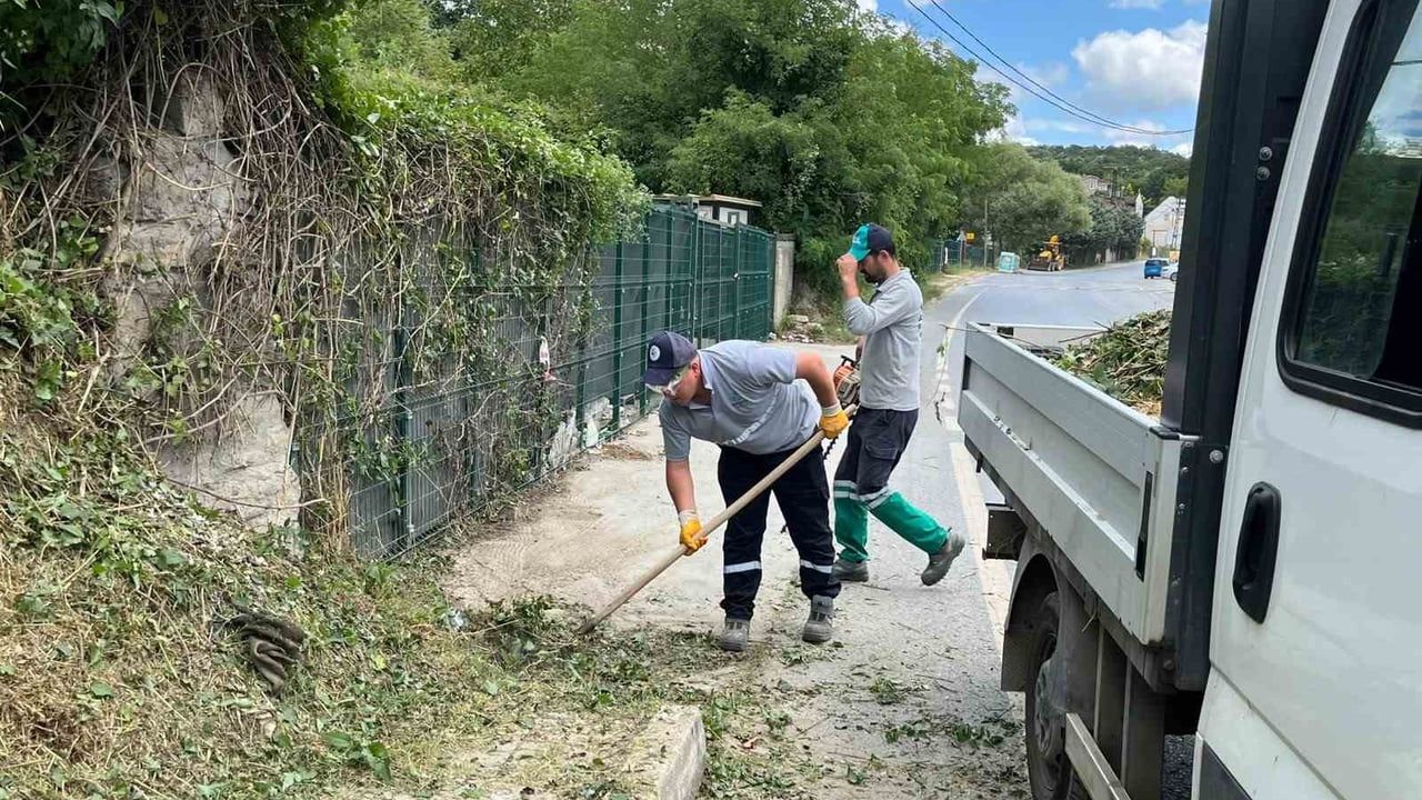 Beykoz'ta sorumluluk tartışması: İBB alanındaki yolları Beykoz Belediyesi temizledi