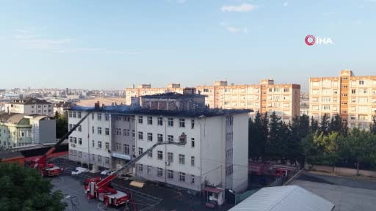 Beylikdüzü'nde Kemal Arıkan Ortaokulu çatısında yangın havadan görüntülendi