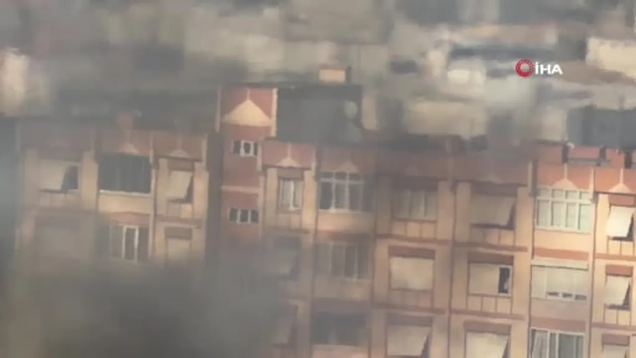 Beylikdüzü'nde ortaokulun çatısında yangın