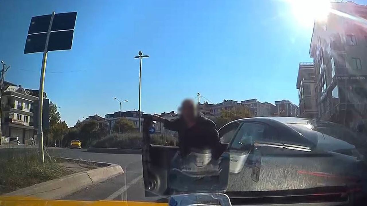 Beylikdüzü'nde trafik tartışmasında sürücü taksinin önünü kesip aracını yumrukladı