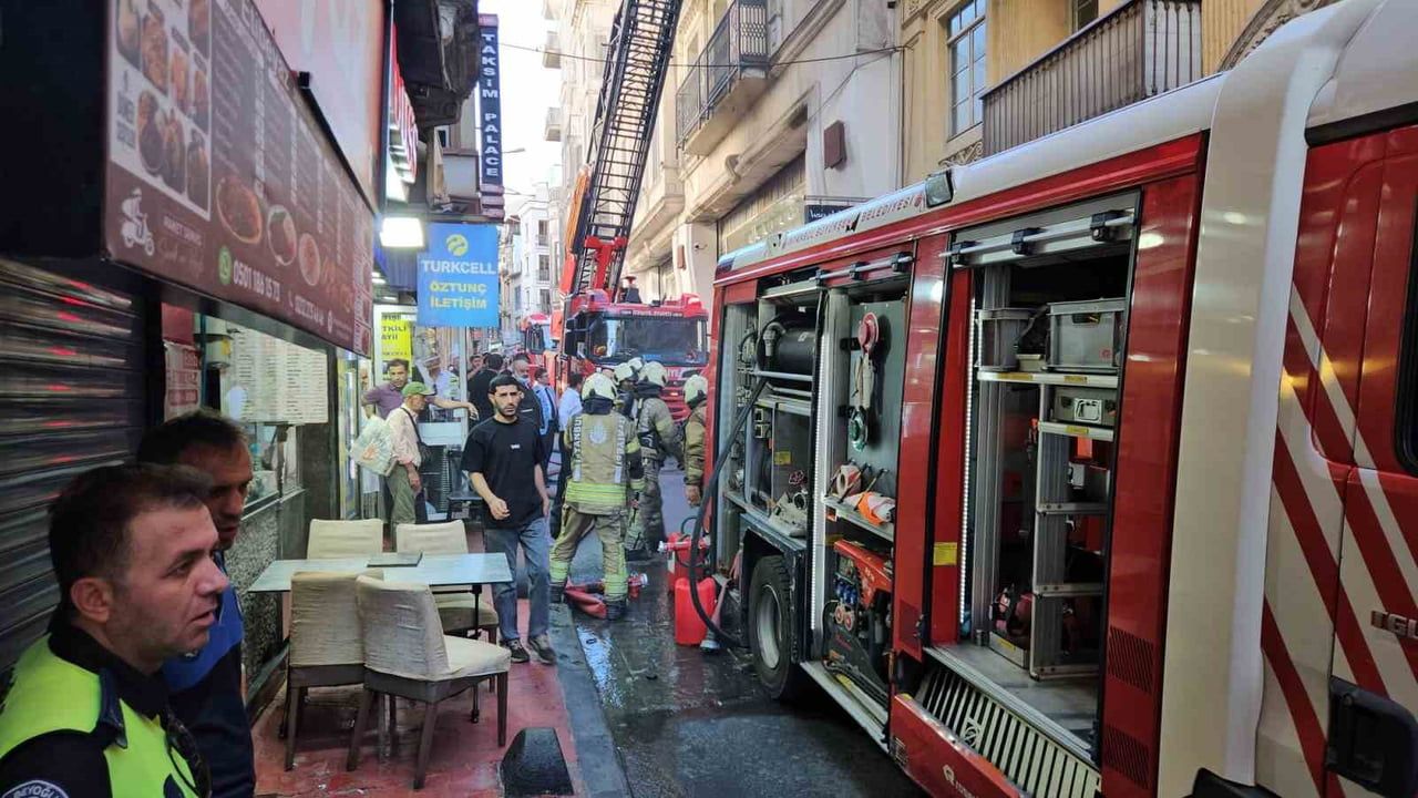 Beyoğlu İstiklal Caddesi'nde restoranda yangın çıktı