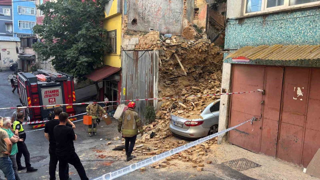 Beyoğlu'nda metruk bina çöktü; molozlar park halindeki araca zarar verdi