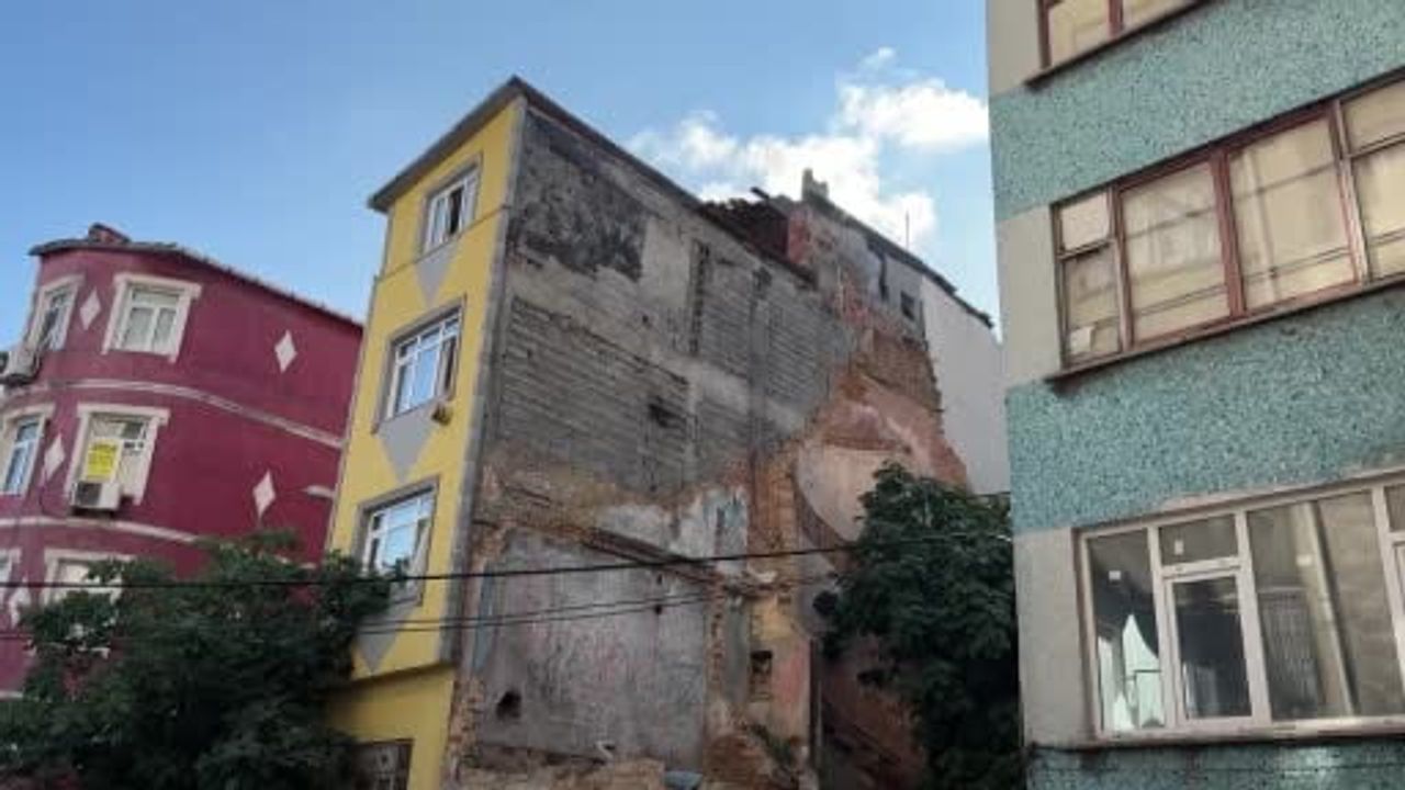 Beyoğlu'nda metruk binanın çöküşü park halindeki aracı moloz altında bıraktı