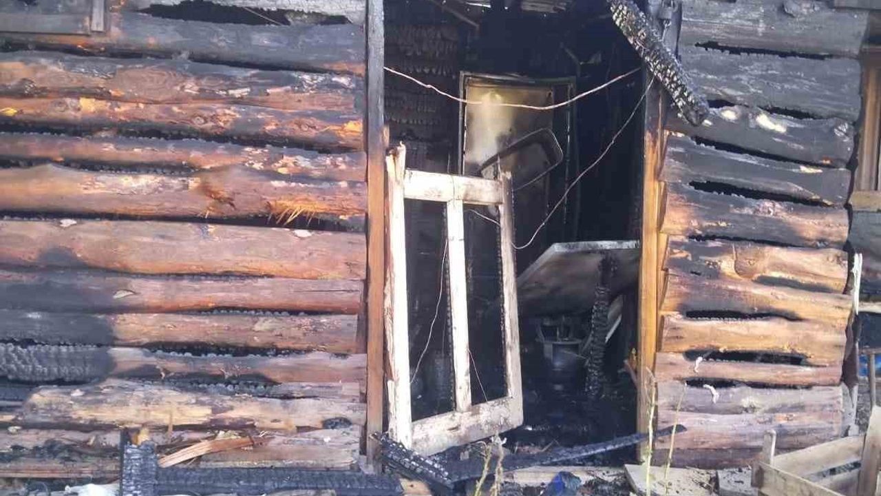 Beypazarı'nda orman yangını iki bağ evi kullanılamaz hale getirdi