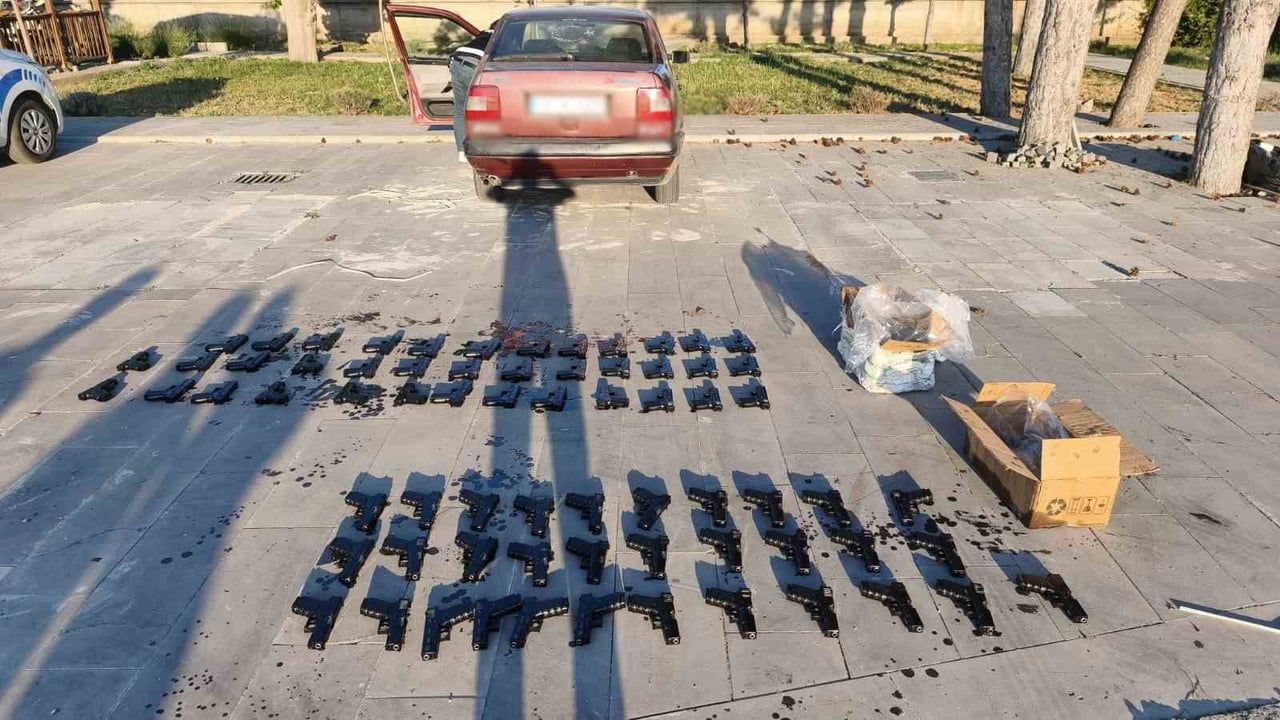 Beyşehir'de durdurulan otomobilde 70 ruhsatsız tabanca ele geçirildi