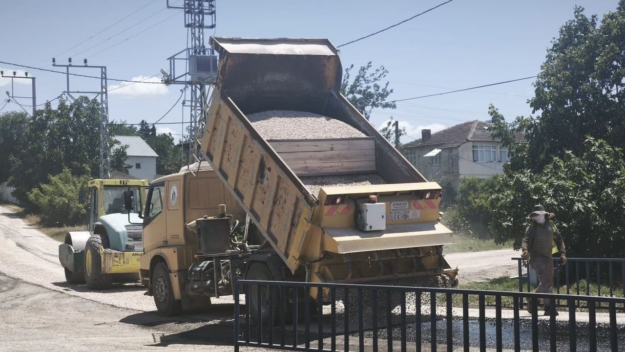 Biga Geyikkırı köyü yolu yenilendi