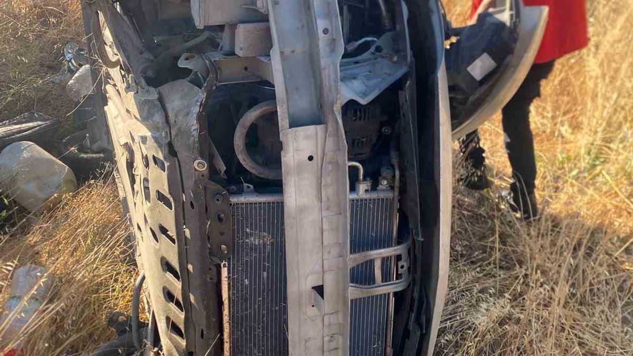 Bigadiç'te araç şarampole uçtu: 2 kişi yaralandı