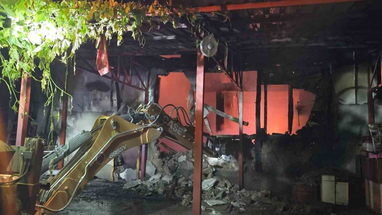Bilecik'te ahşap ev yangını yan binaya sıçradı