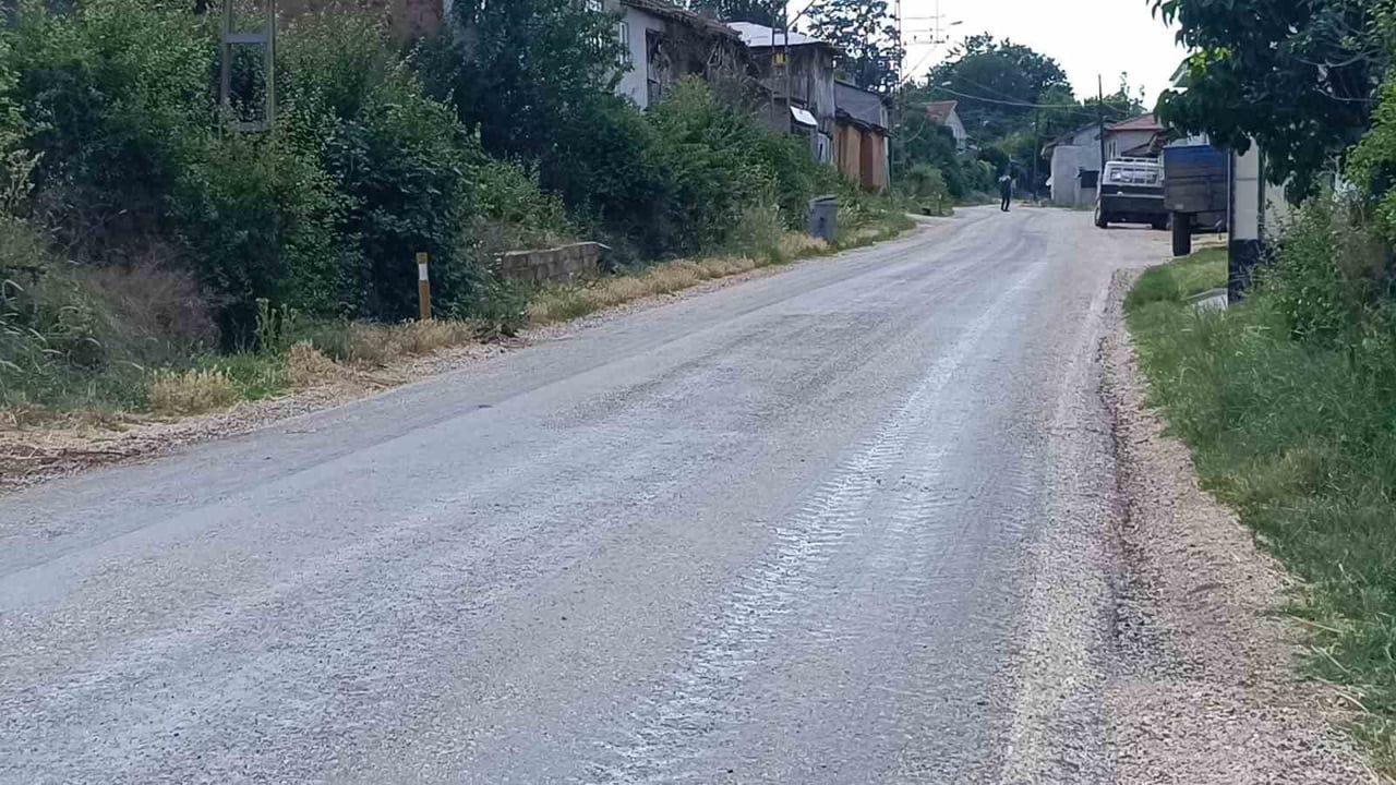 Bilecik'te asfalt sıcak hava nedeniyle yumuşadı, ekipler kumlama çalışması yaptı