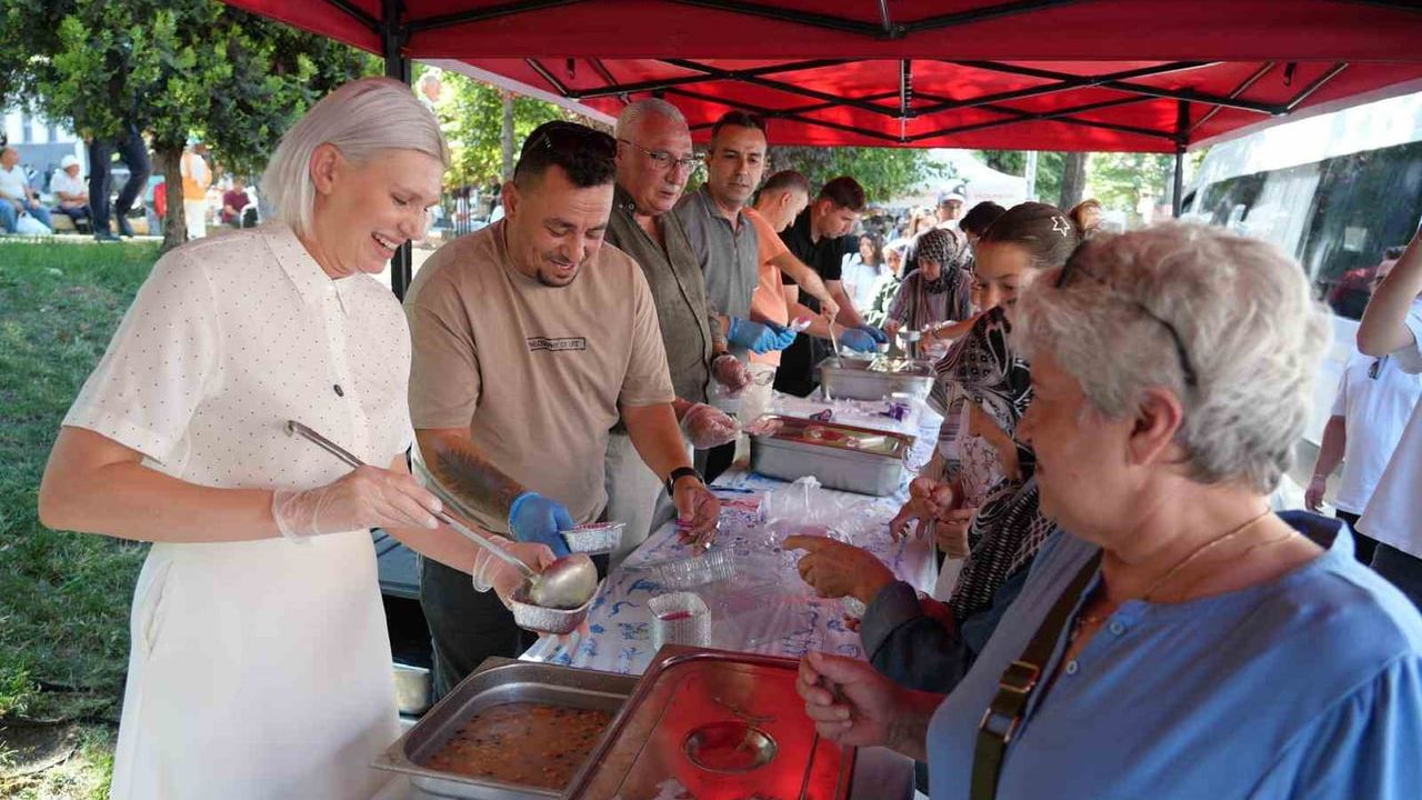 Bilecik'te binlerce kişiye aşure dağıtıldı