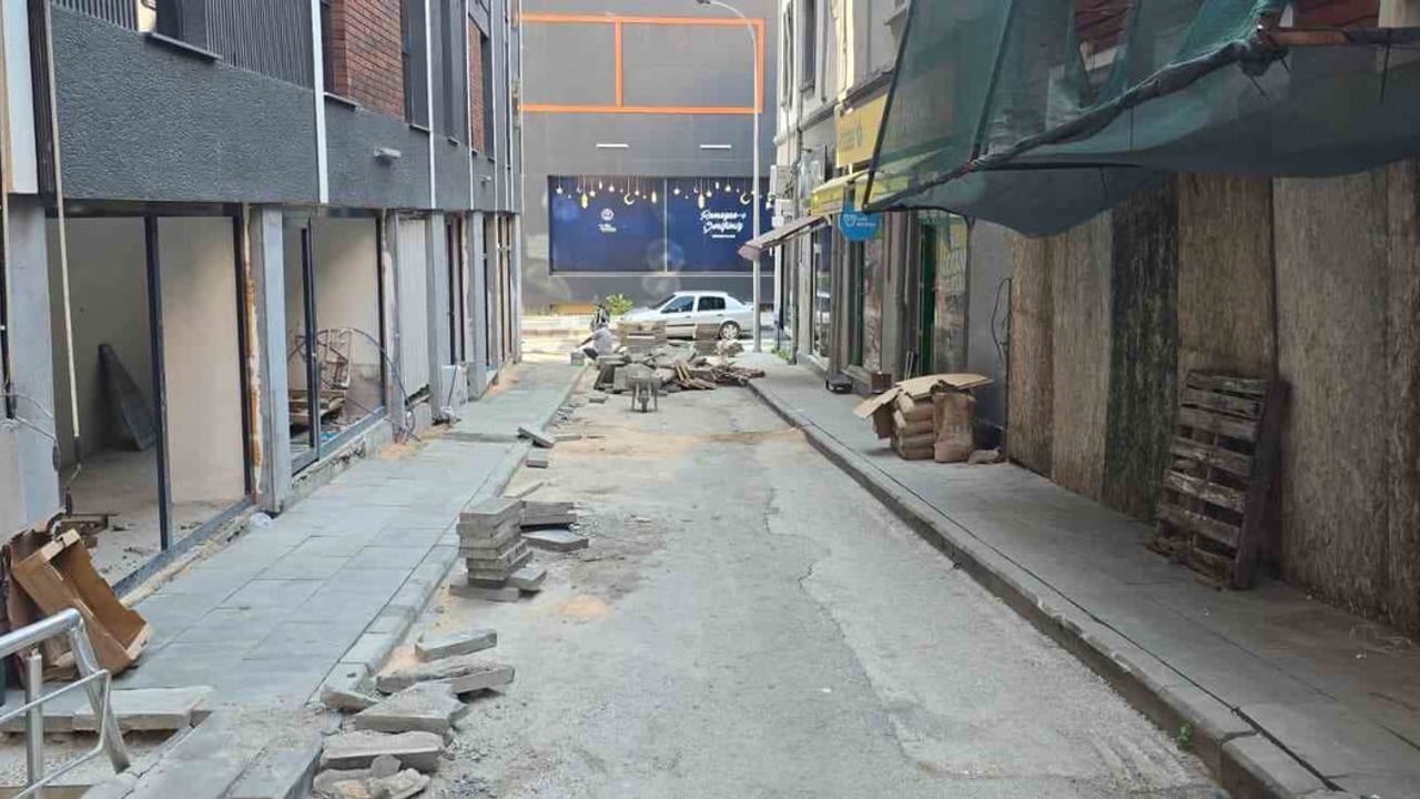 Bilecik'te bir haftadır süren kaldırım çalışması esnafı mağdur etti