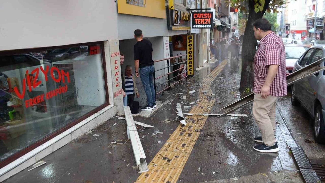 Bilecik'te çatıda kopan yağmur oluğu kaldırıma düştü, kimse yaralanmadı