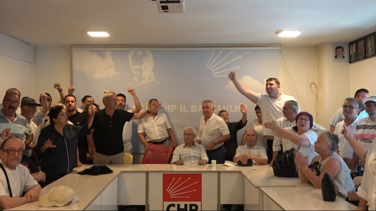 Bilecik'te CHP il binasında gergin devir teslim