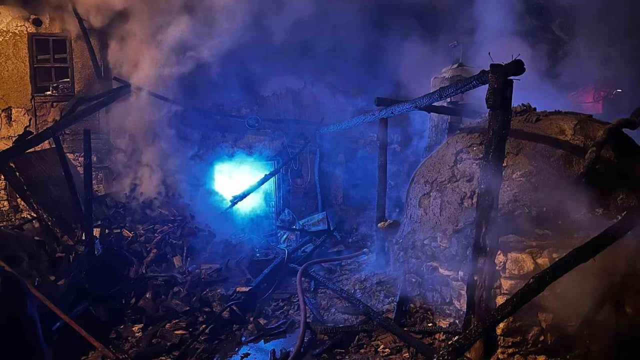 Bilecik'te eklenti yangını römorku ve bir ton buğdayı küle çevirdi