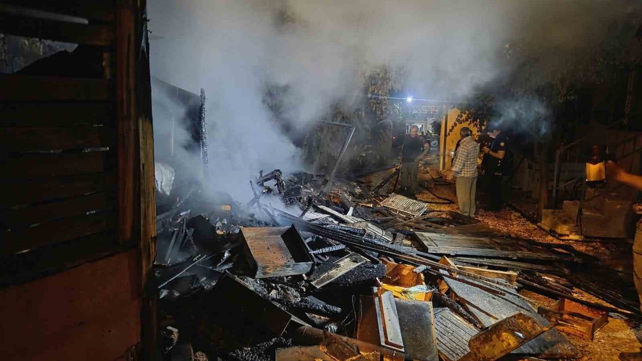 Bilecik'te ev yanında çıkan depo yangını kısa sürede söndürüldü