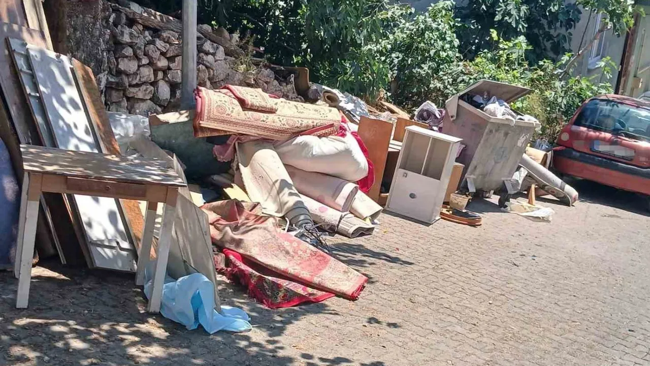 Bilecik’te evsel atıkların sokağa bırakılması muhtarı isyan ettirdi