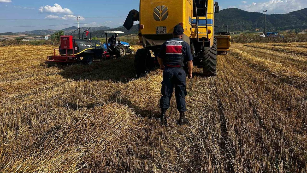 Bilecik'te hasat güvenliği için biçerdöver operatörlerine yangın eğitimi