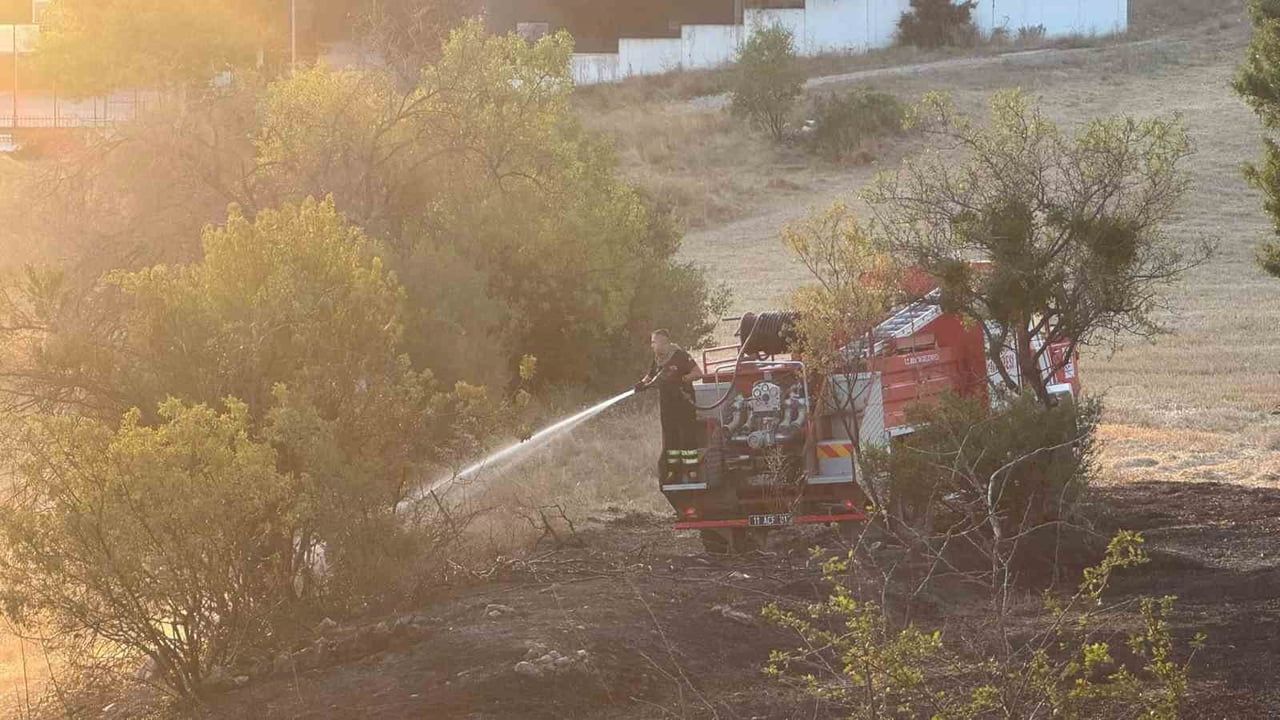 Bilecik’te Hürriyet Mahallesi Zirvekent mevkisinde çıkan arazi yangını hızlı müdahaleyle kontrol altına alındı