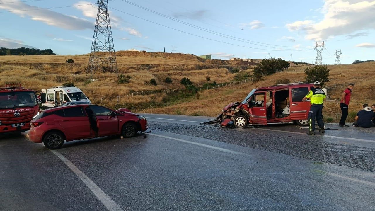 Bilecik’te iki otomobilin kafa kafaya çarpışması: 4 yaralı