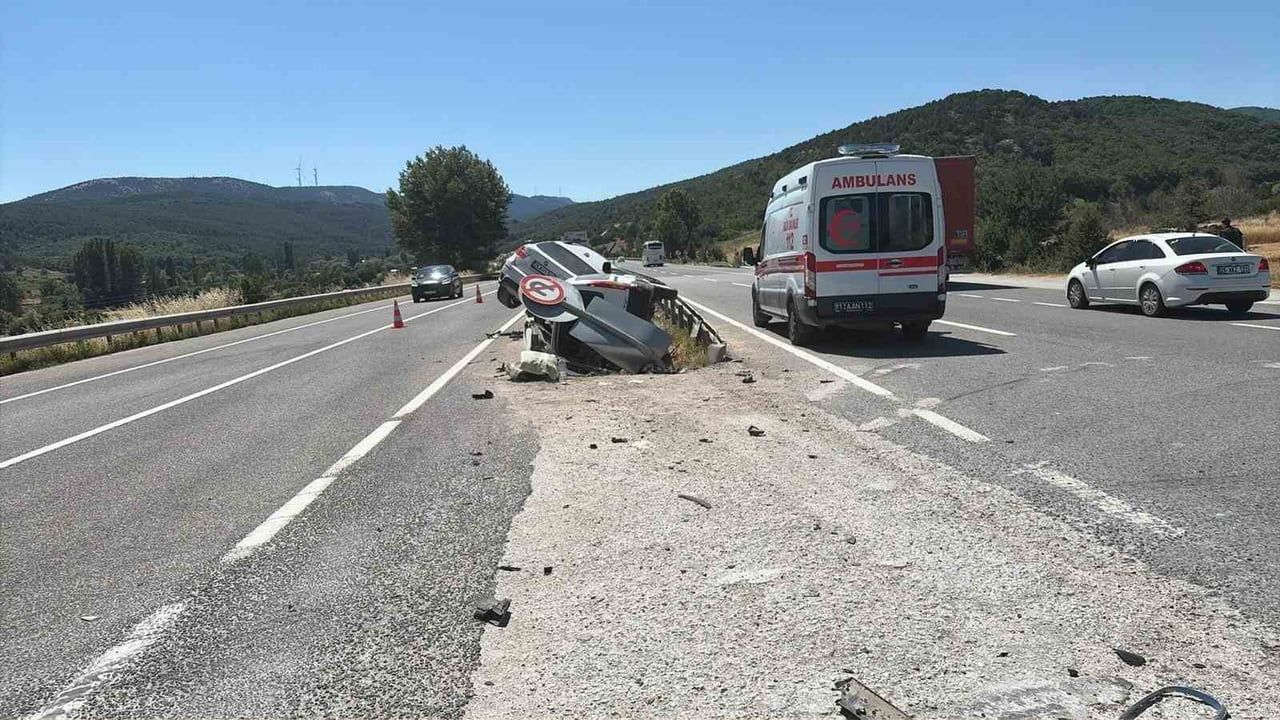Bilecik'te iki otomobilin sollama sırasında çarpışması: 4 yaralı