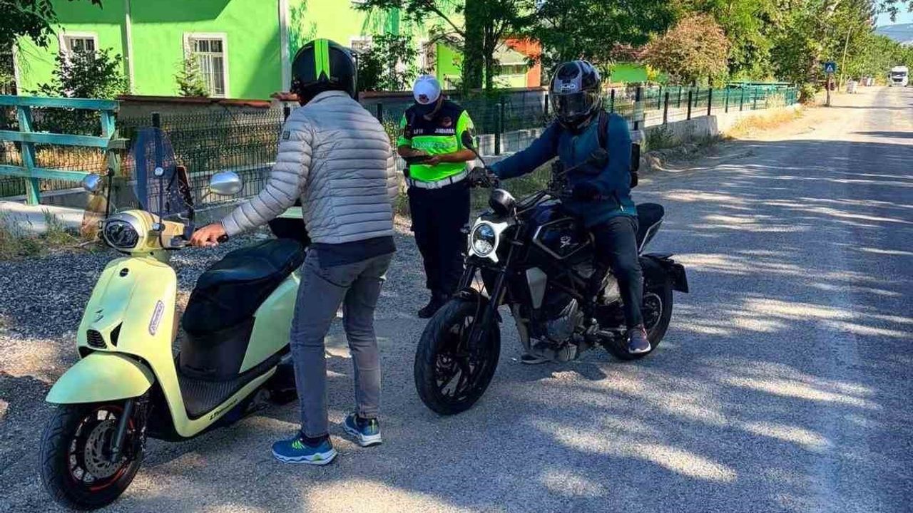 Bilecik’te jandarma denetim noktasında motosiklet sürücülerine eğitim verdi