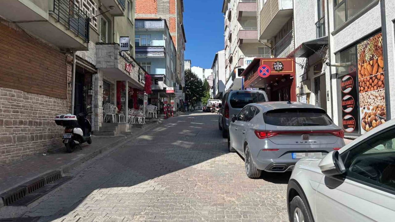 Bilecik'te kaldırım işgali yayaları yürümekte zorlandırıyor