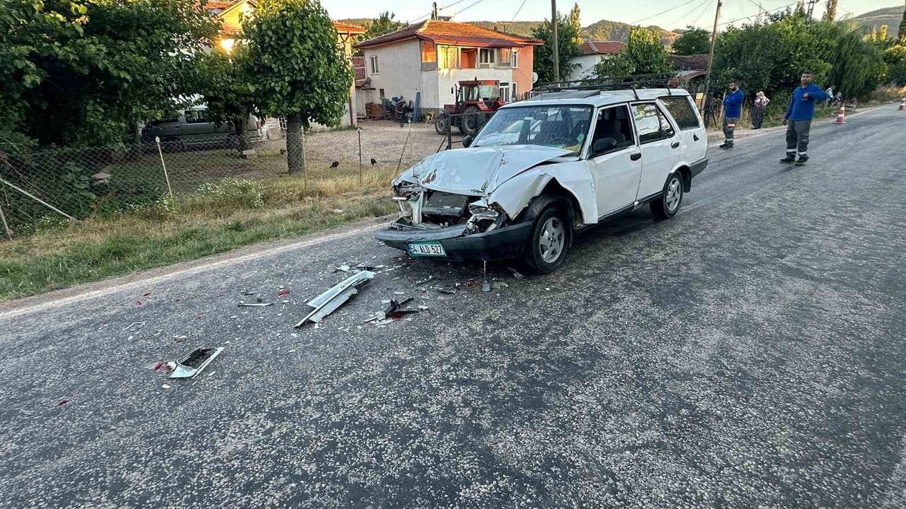 Bilecik'te kamyonete arkadan çarpan otomobilde maddi hasar