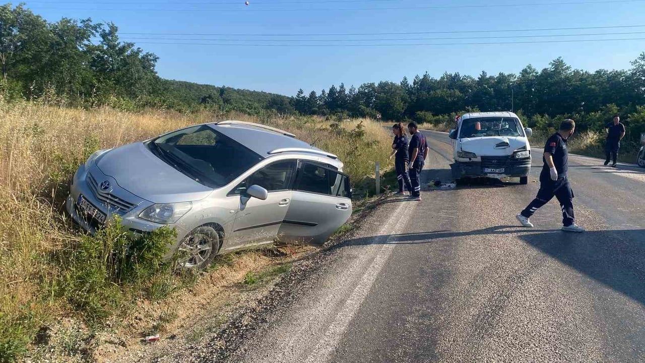 Bilecik’te kamyonetle otomobil çarpıştı: 3 yaralı