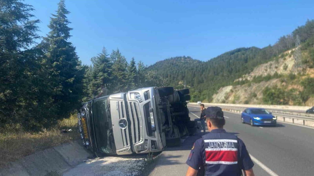 Bilecik’te kontrolden çıkan tır yan yattı