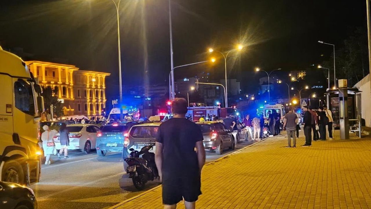 Bilecik’te orta refüje çarpan otomobil takla attı: 2 yaralı