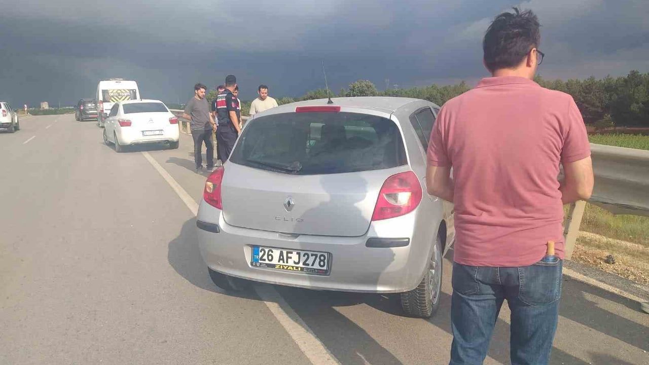 Bilecik'te otomobil bariyere çarptı, 1 kişi yaralandı