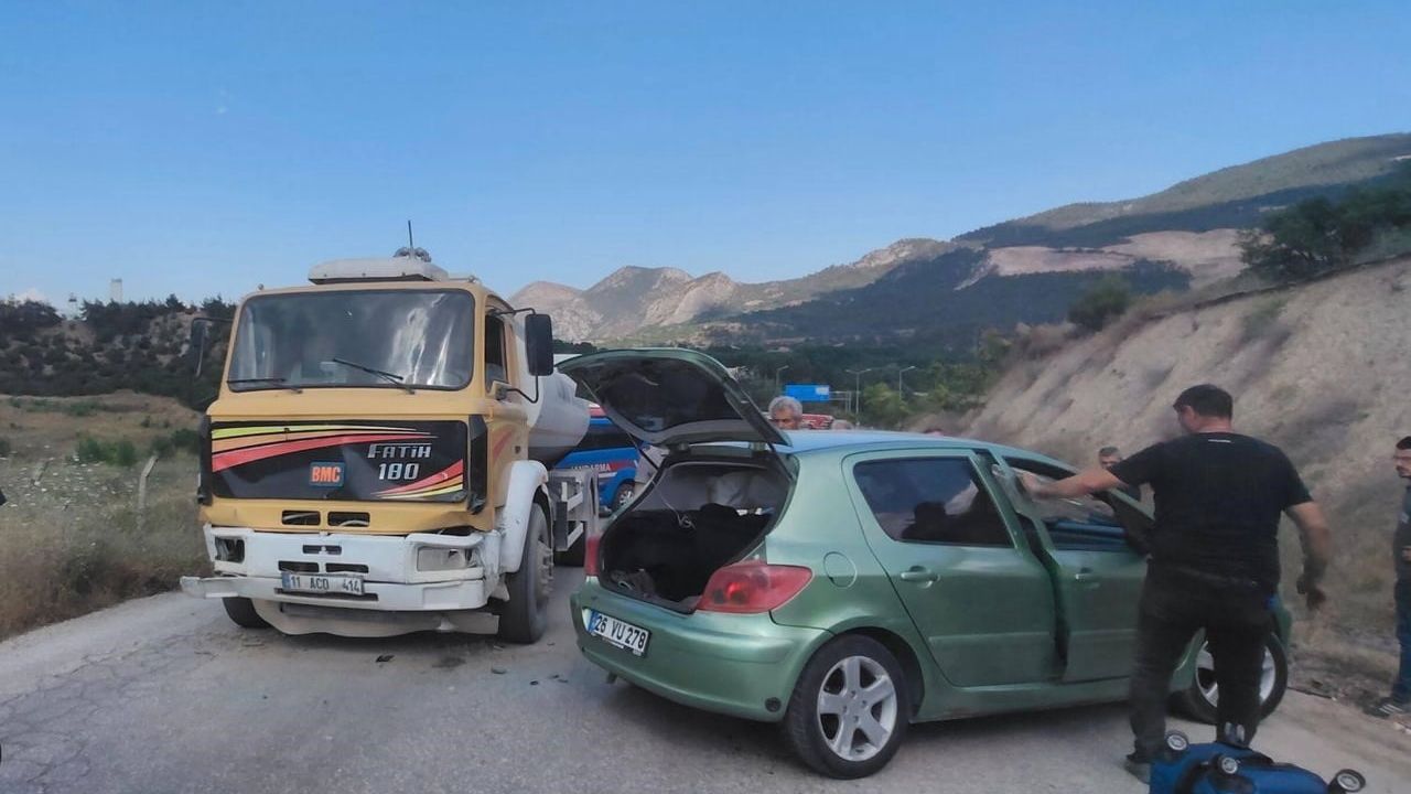 Bilecik'te otomobil su tankerine çarptı: 1 kişi yaralandı