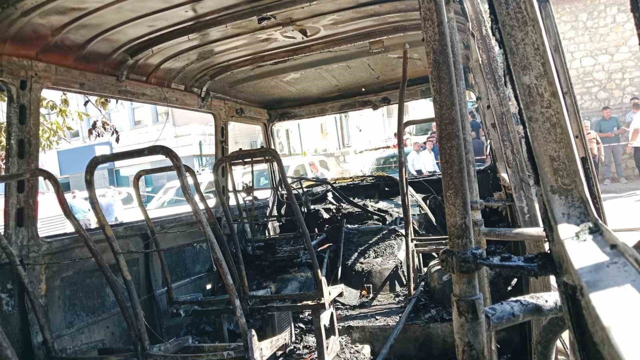 Bilecik'te park halindeki minibüs alev aldı, iki araç zarar gördü