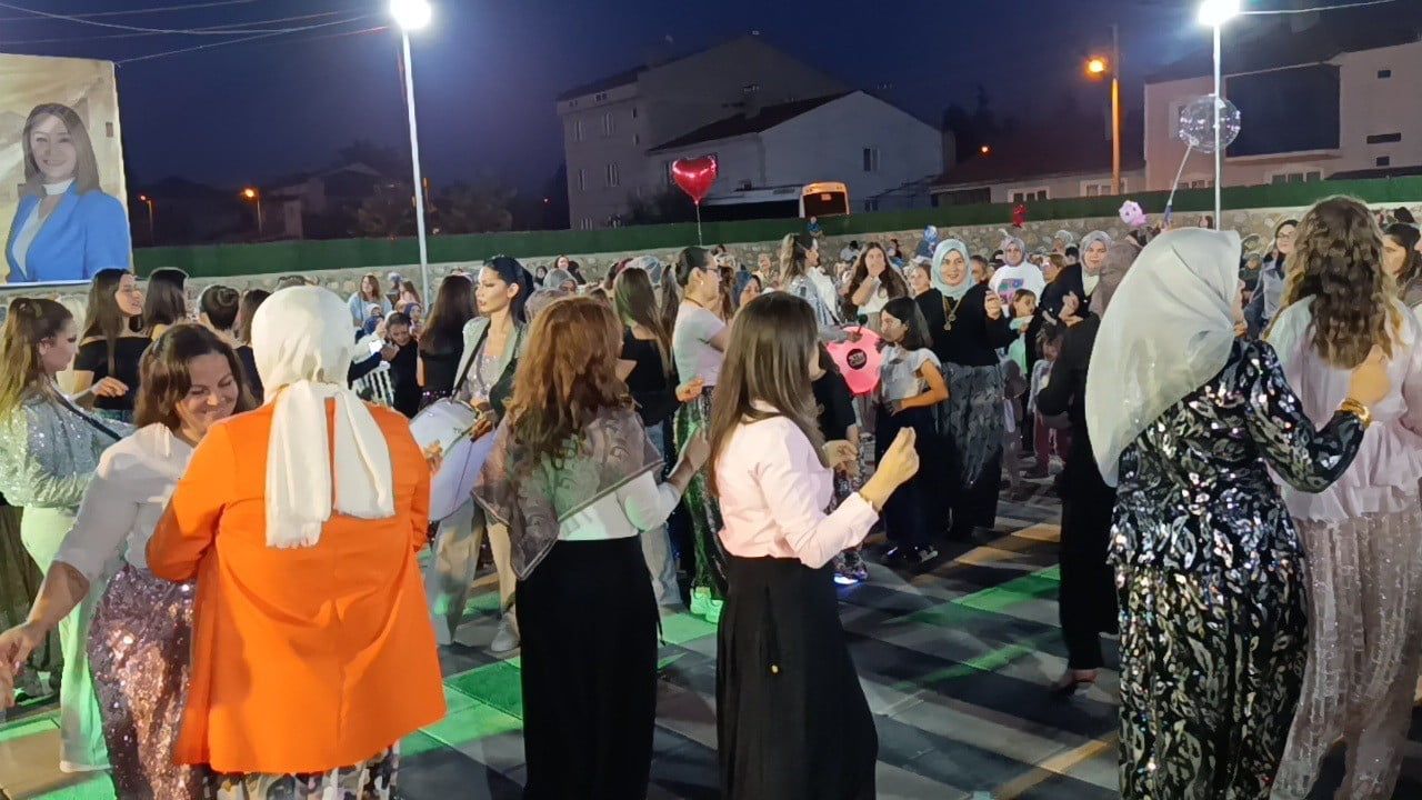 Bilecik’te Rumeli rüzgarı: Orhan & Kemal kardeşler kadınlara coşku yaşattı