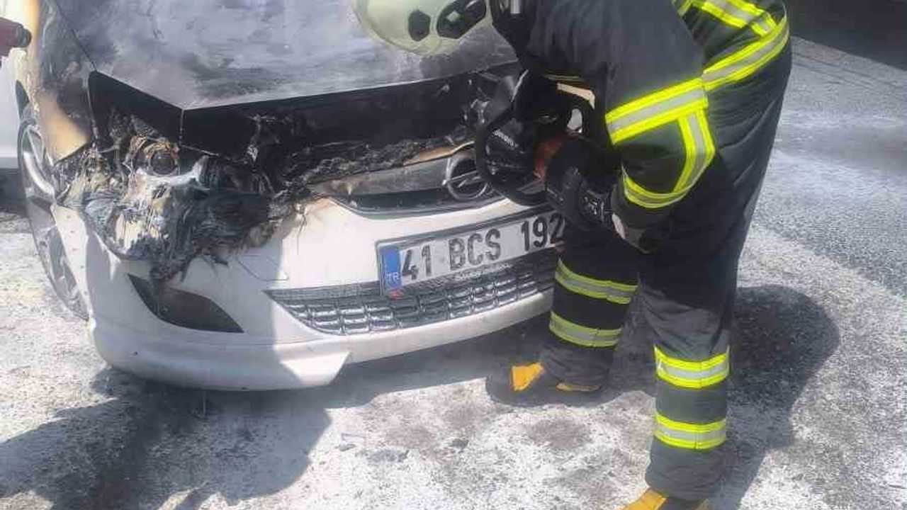 Bilecik'te seyir halindeki otomobilin motoru alev aldı