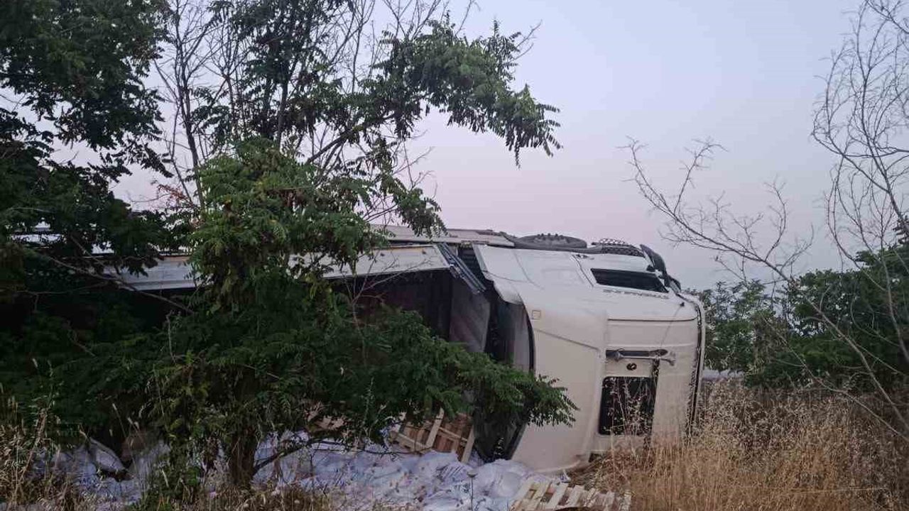 Bilecik'te yan yatan tırın sürücüsü yaralandı