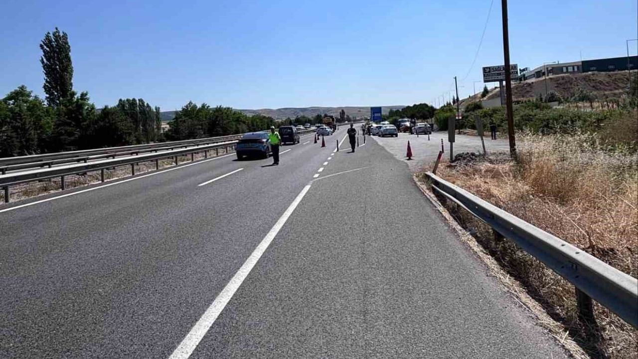 Bilecik'te yol kontrol noktasında 445 şahıs ile bin 235 sürücü sorgulandı