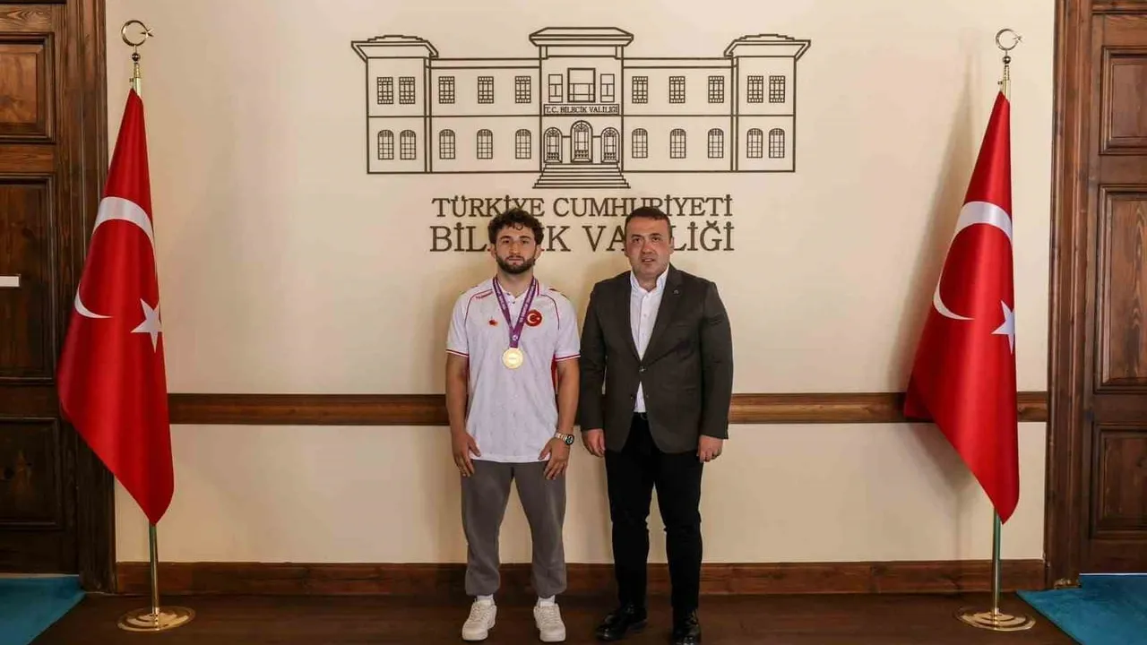 Bilecik valisi Faik Oktay Sözer, Avrupa şampiyonu güreşçiyi tebrik etti