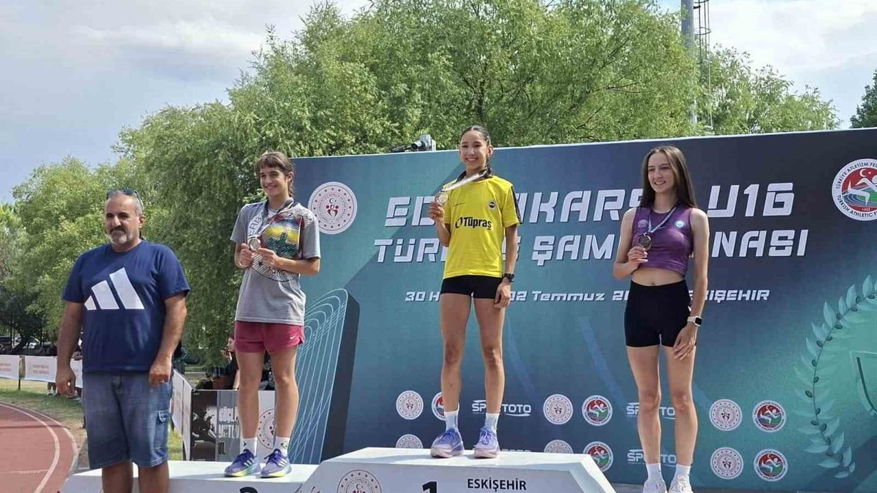 Bilecikli atlet Ecem Uygun U16'da bronz madalya kazandı