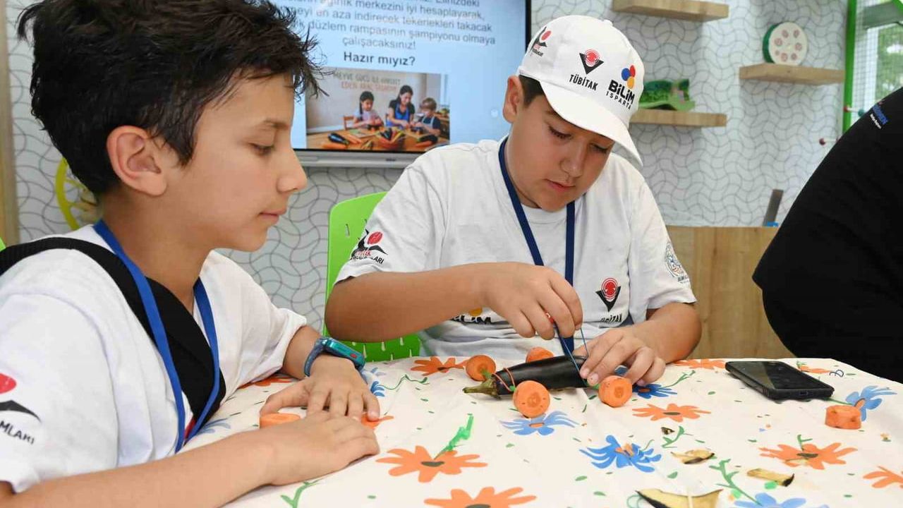 Bilim Isparta'da öğrenciler meyve ve sebze gücüyle araç tasarladı