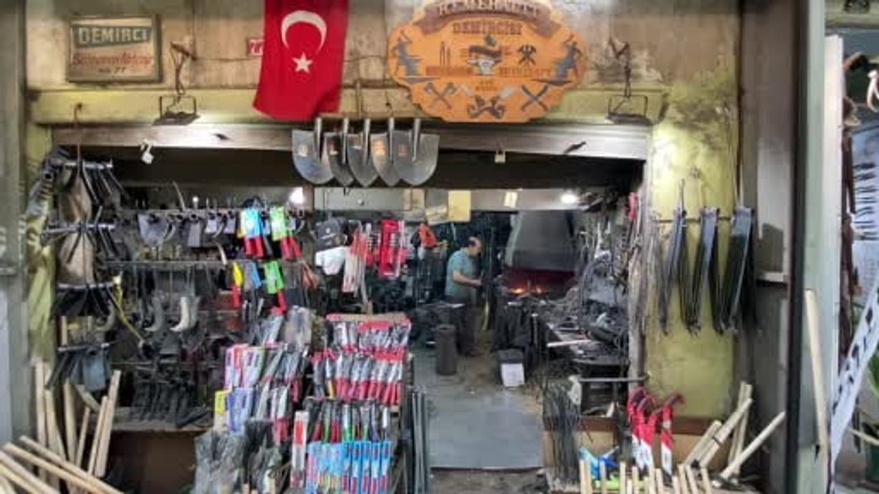Bin 200 derecelik ateşte demiri sanata dönüştüren son demirciler
