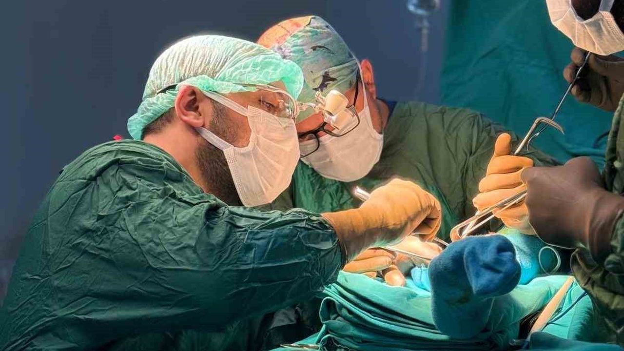 Bingöl'de 37 yıllık yürüme sorunu 10 saatlik mikrocerrahiyle çözüme yaklaştı