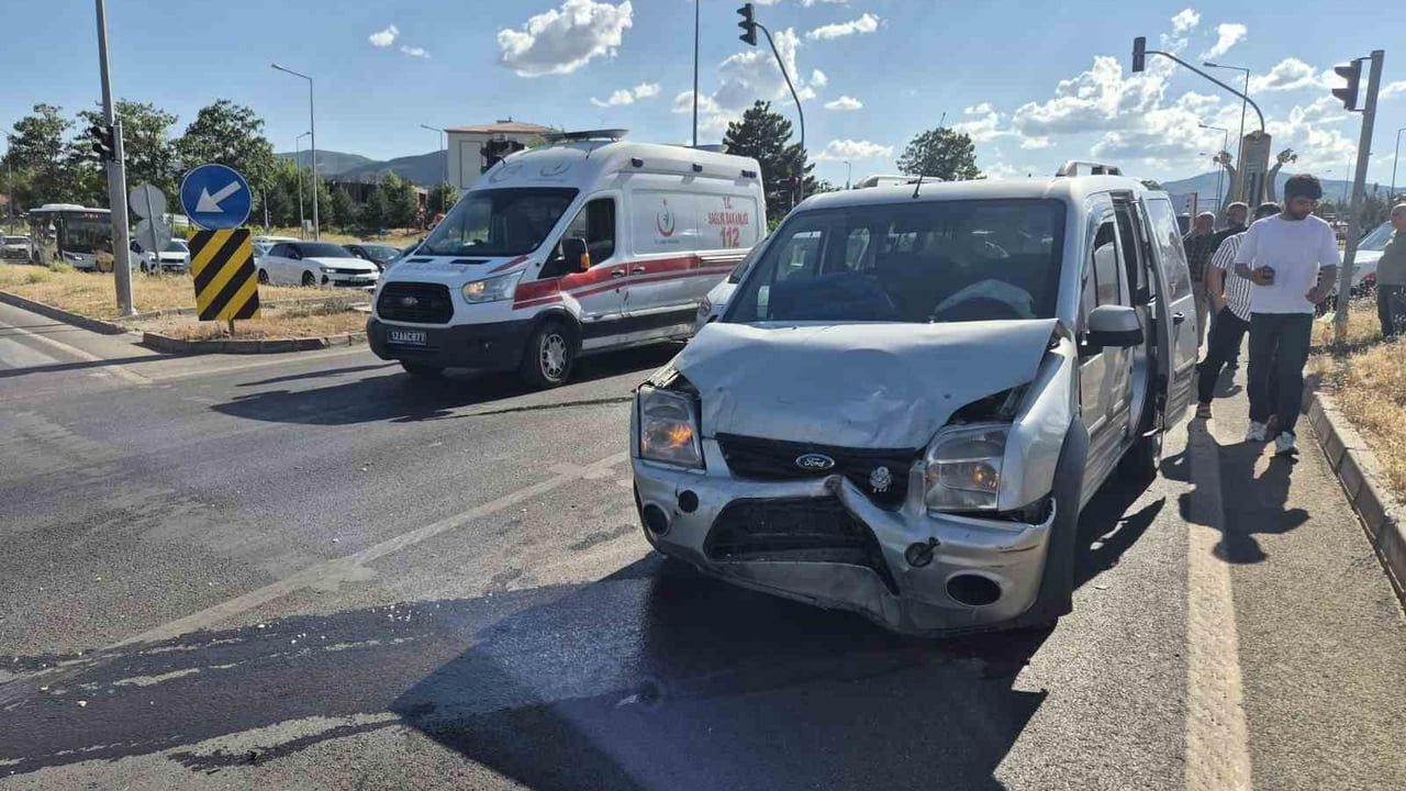 Bingöl'de iki hafif ticari araç çarpıştı: 2 yaralı