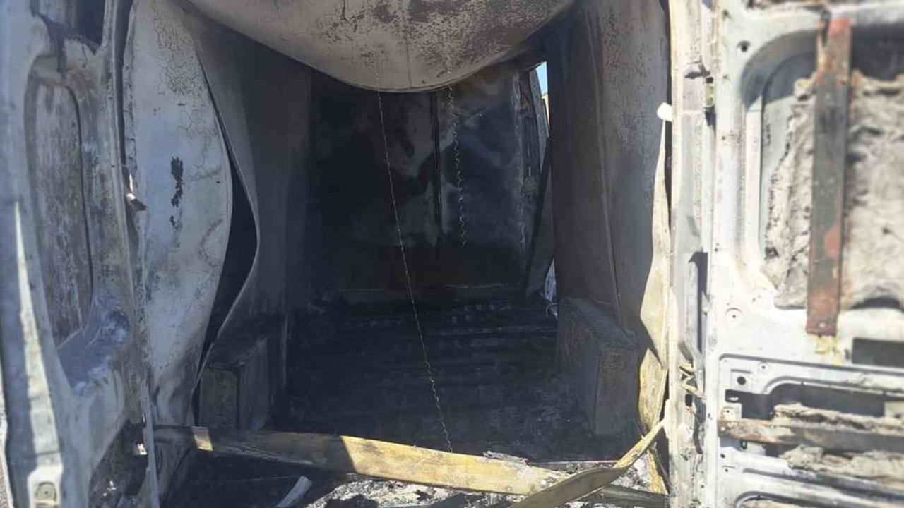Bingöl’de klima yüklü kamyonet yangında kullanılamaz hale geldi