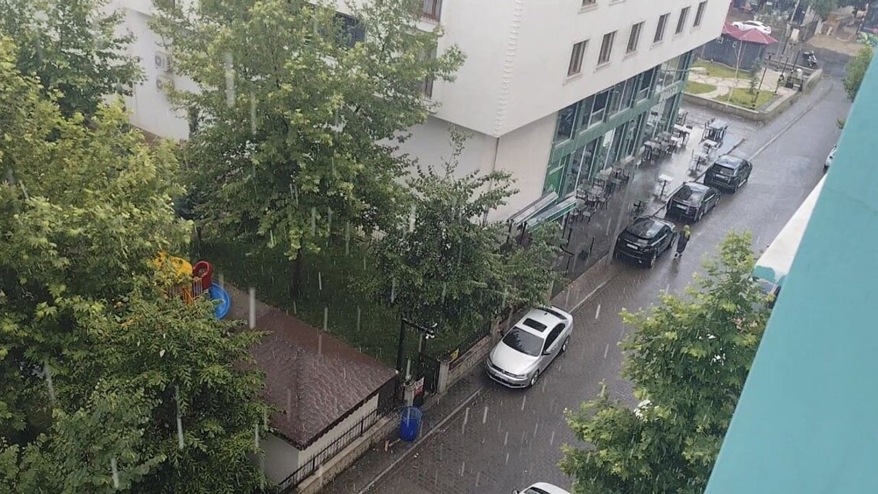 Bingöl'de öğle saatlerinde sağanak yağış etkili oldu