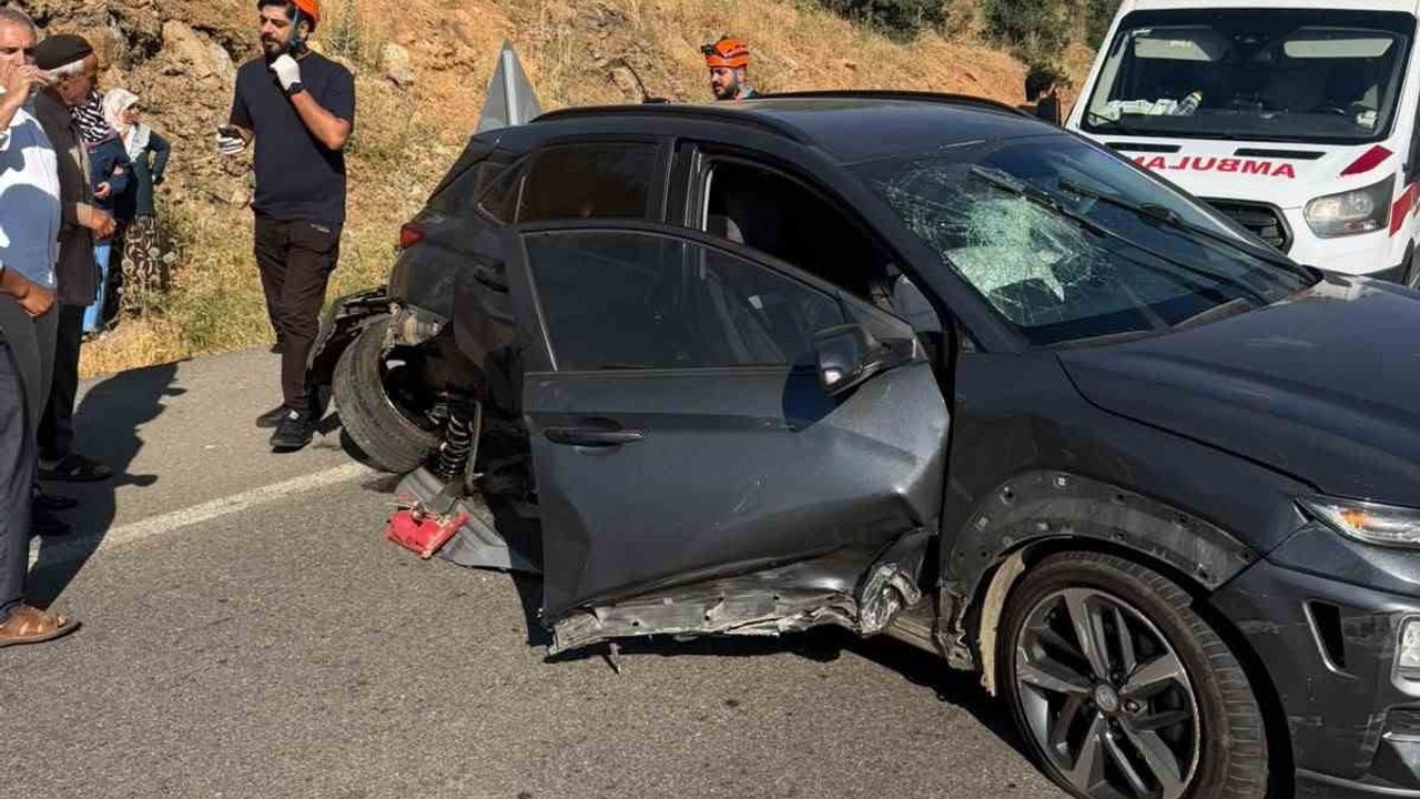 Bingöl’de otomobil bariyerlere çarptı: 2 yaralı